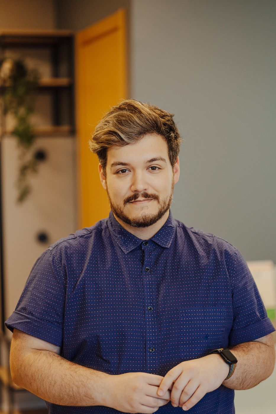 Dr. João Pedro sorrindo em seu consultório