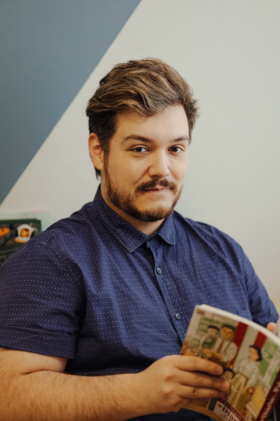 João Pedro lendo uma revista em quadrinhos