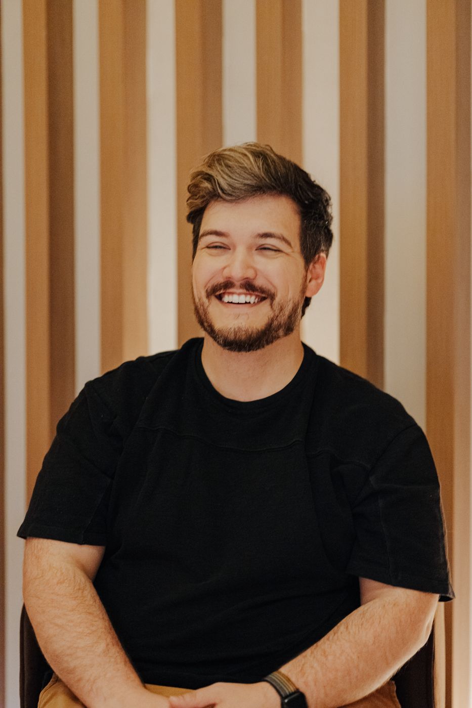 João Pedro sorrindo, de camiseta preta