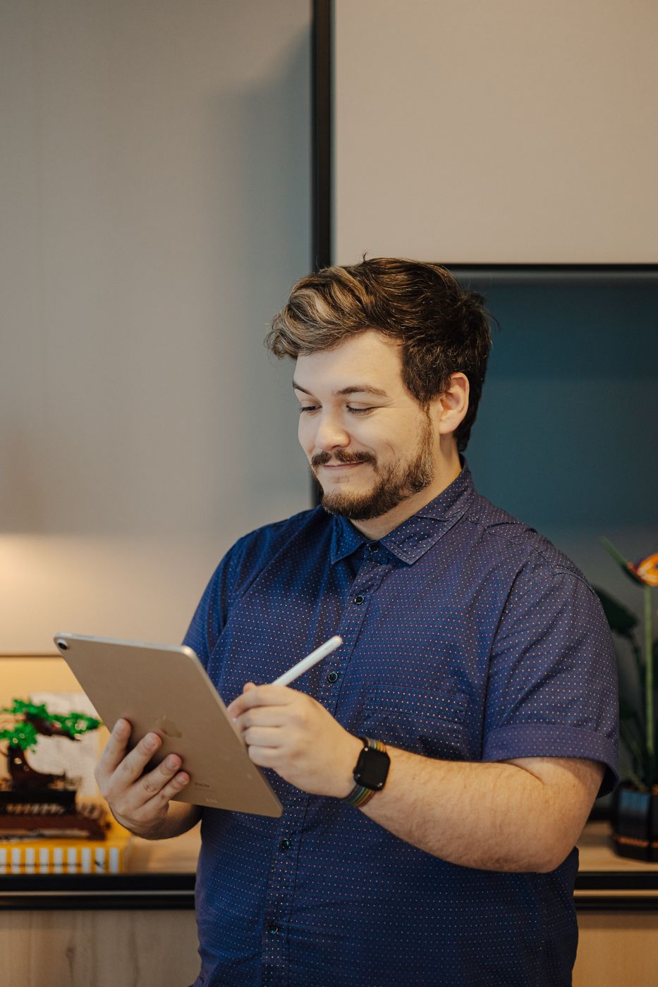 João Pedro escrevendo em um tablet