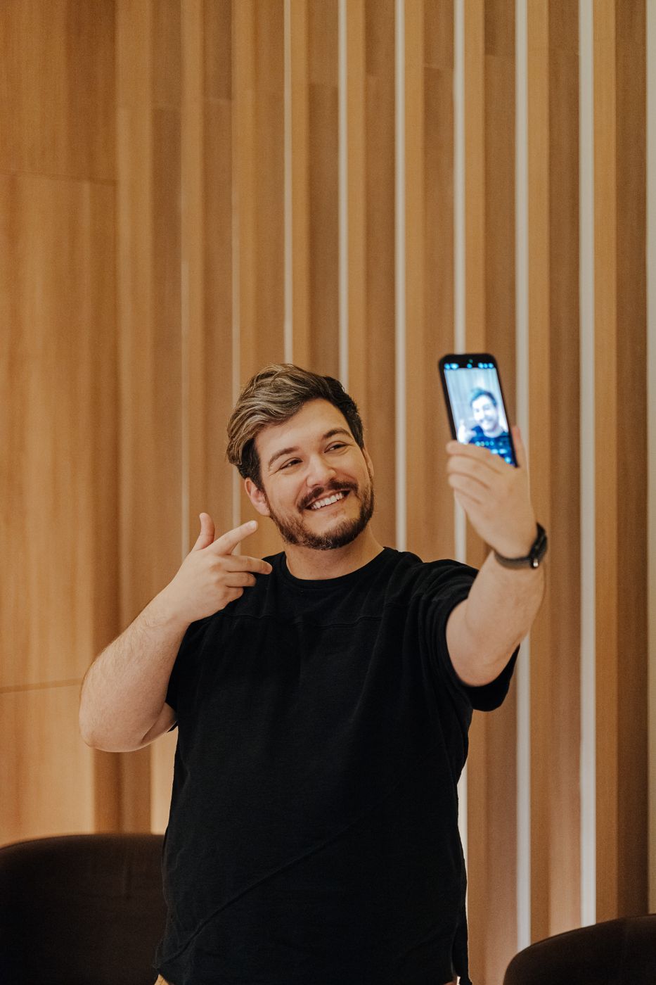 João Pedro gravando um vídeo com o celular