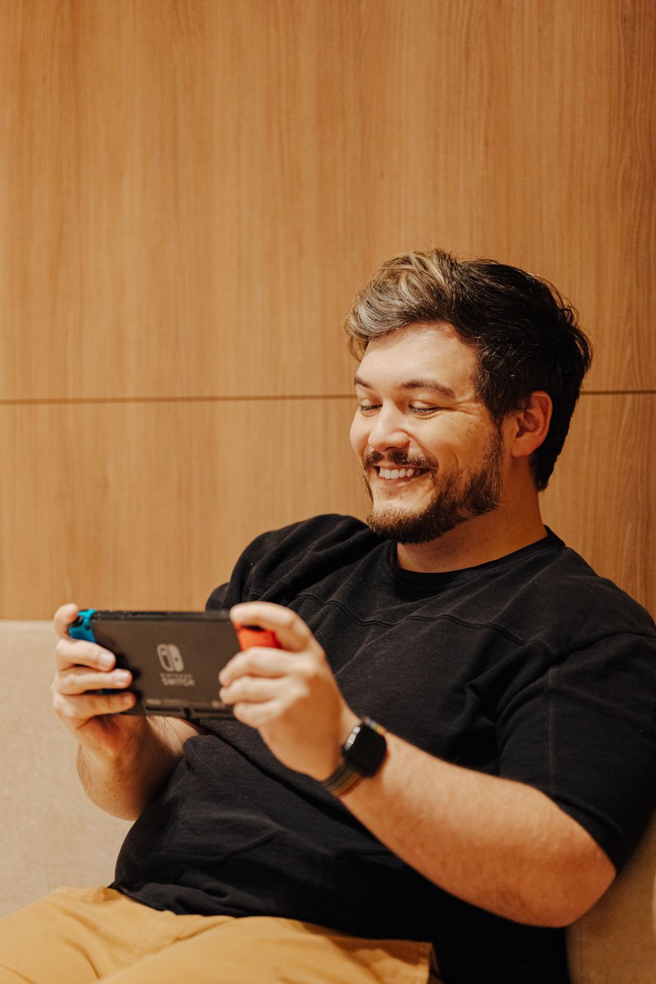 João Pedro rindo enquanto joga videogame